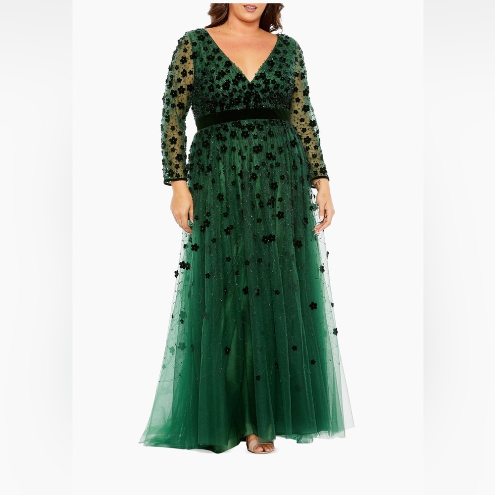 Mac Duggal Velvet Flower Tulle Gown in Emerald size 16 worn once like new